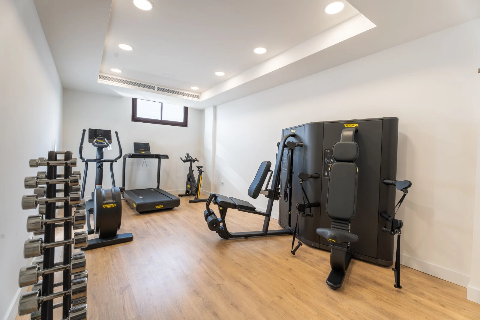 Bleiben Sie aktiv im privaten, voll ausgestatteten Fitnessstudio der Bewohner.