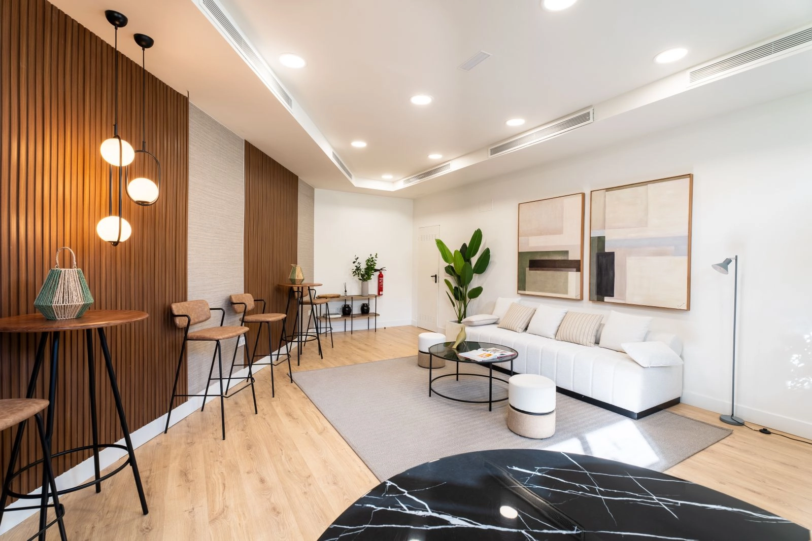Ein stilvoller Co-Working-Bereich bietet einen flexiblen und bequemen Raum für professionelle Aktivitäten.