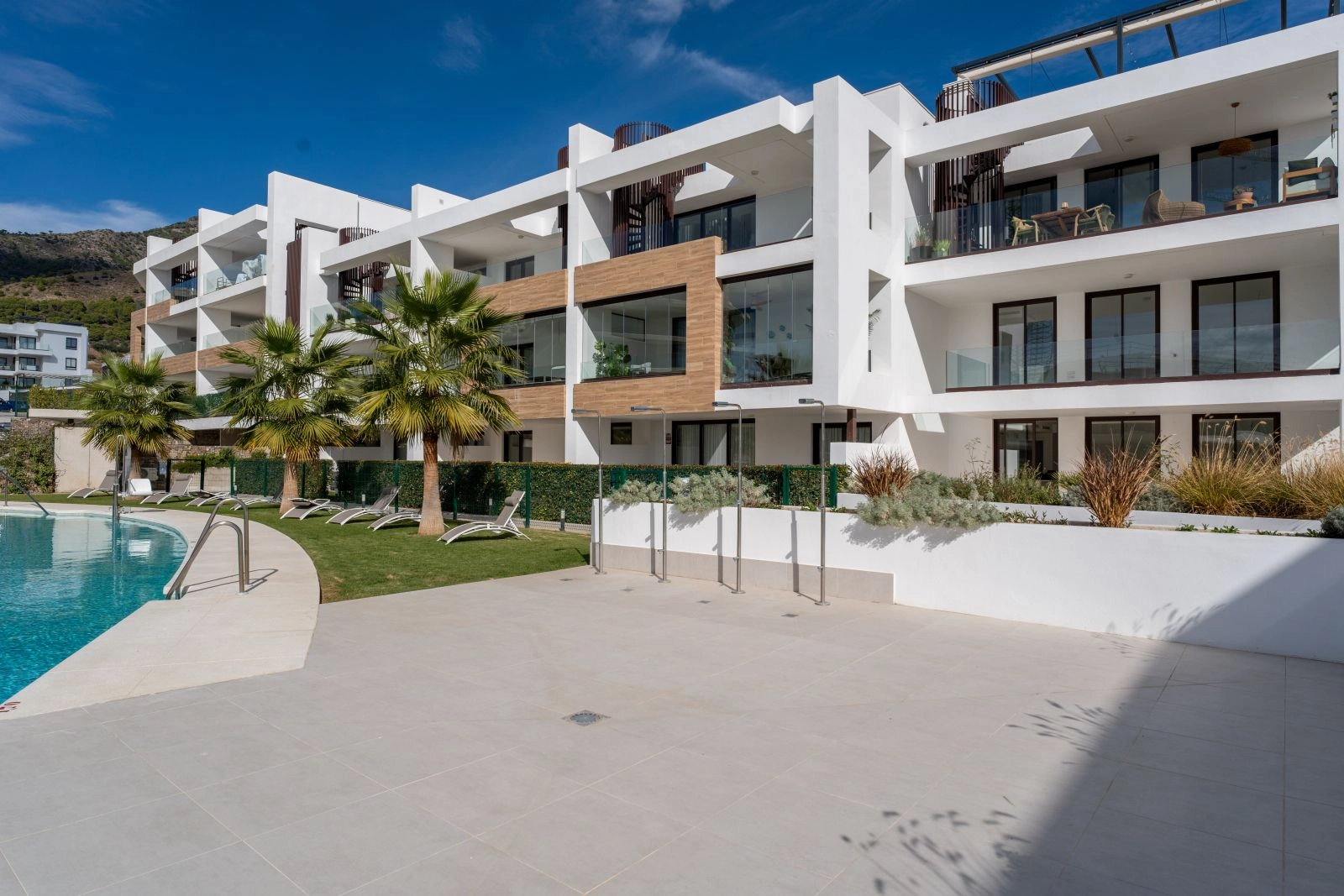 Die moderne Architektur der Anlage fügt sich wunderschön in die üppig grüne Umgebung ein.