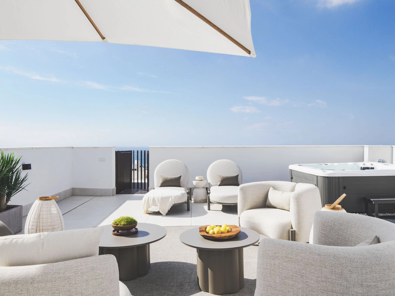 Das Dachterrassen-Solarium bietet einen privaten Bereich zum Sonnenbaden und Entspannen mit unglaublicher Aussicht über die Costa del Sol.
