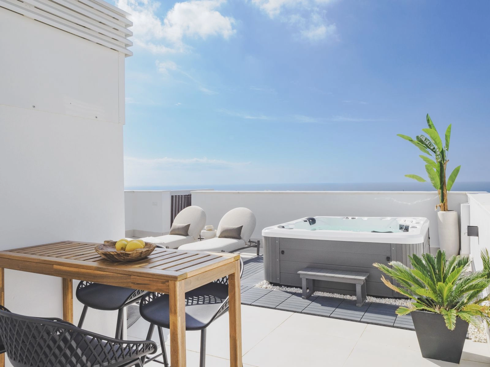 Die Terrassen der Dachgeschosswohnungen verfügen über einen modernen Whirlpool, perfekt zum Entspannen unter der spanischen Sonne.