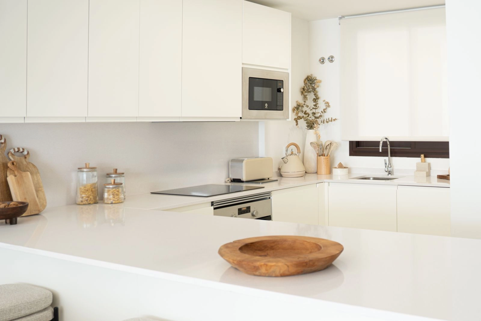 Eine elegante, moderne Küche, komplett ausgestattet mit hochwertigen Geräten, perfekt für den Alltag und die Bewirtung von Gästen.