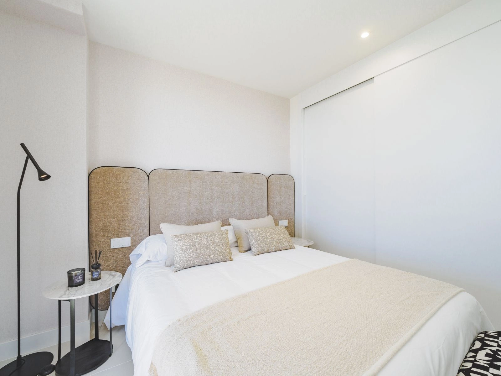 Ein komfortables Gäste-Schlafzimmer mit klaren Linien, neutralen Tönen und integriertem Stauraum.
