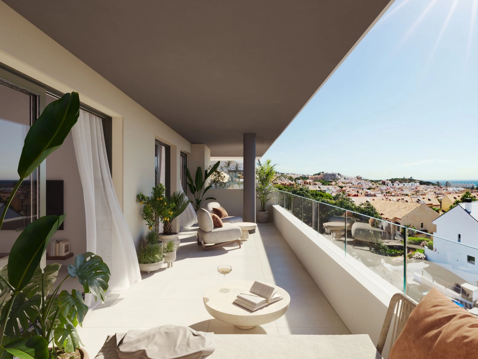 Geräumige private Terrassen bieten einen atemberaubenden Blick auf Fuengirola und das Mittelmeer.