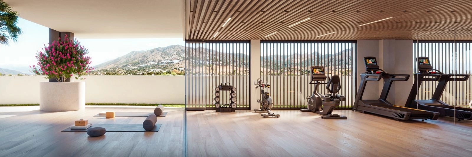 Der hochmoderne Fitness- und Wellnessbereich bietet inspirierende Ausblicke auf die Berge.