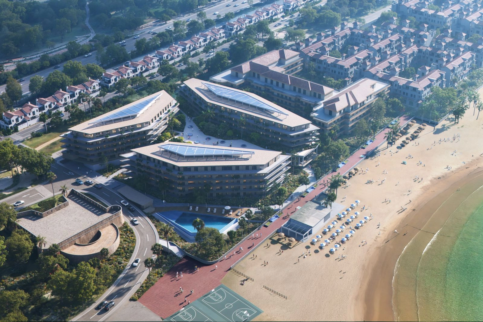 Eine Luftaufnahme, die die erstklassige Strandlage und moderne Architektur der Anlage zeigt.