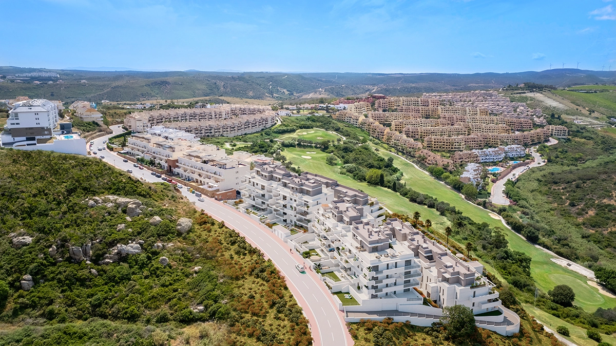 Eine Luftaufnahme der Wohnanlage, perfekt integriert in die üppig grüne Landschaft der Costa del Sol mit nahegelegenen Golfplätzen.