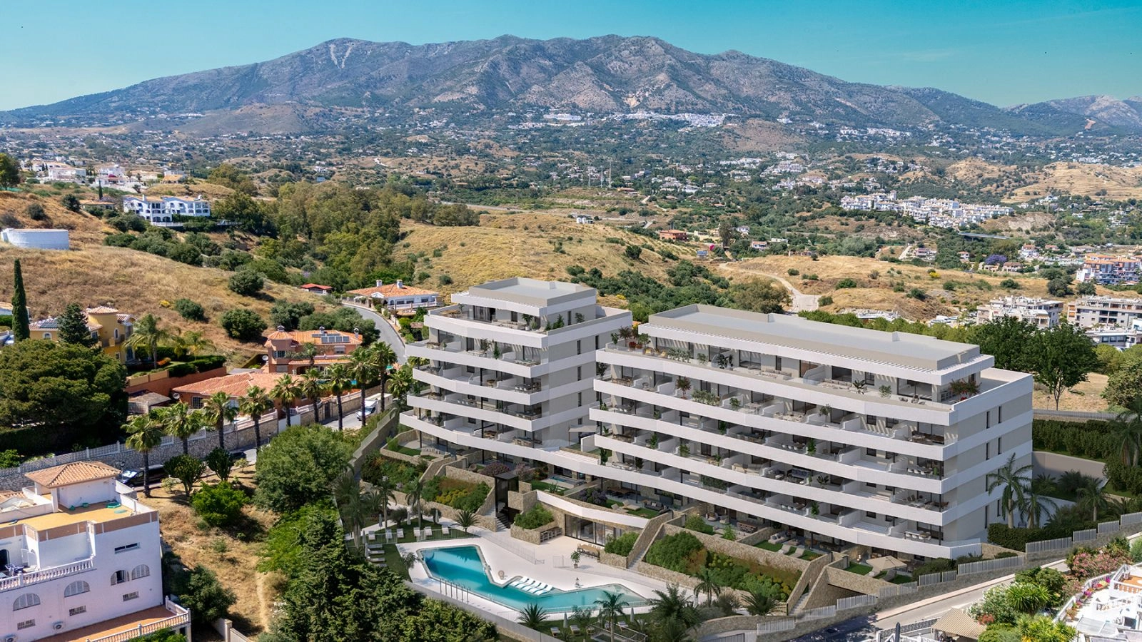 Eine Luftaufnahme der Anlage, eingebettet in die Hügel von Mijas mit den Bergen als atemberaubender Kulisse.
