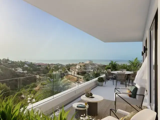 Großzügige private Terrassen bieten einen perfekten Raum zum Entspannen und Genießen des schönen Wetters der Costa del Sol und des Meerblicks.