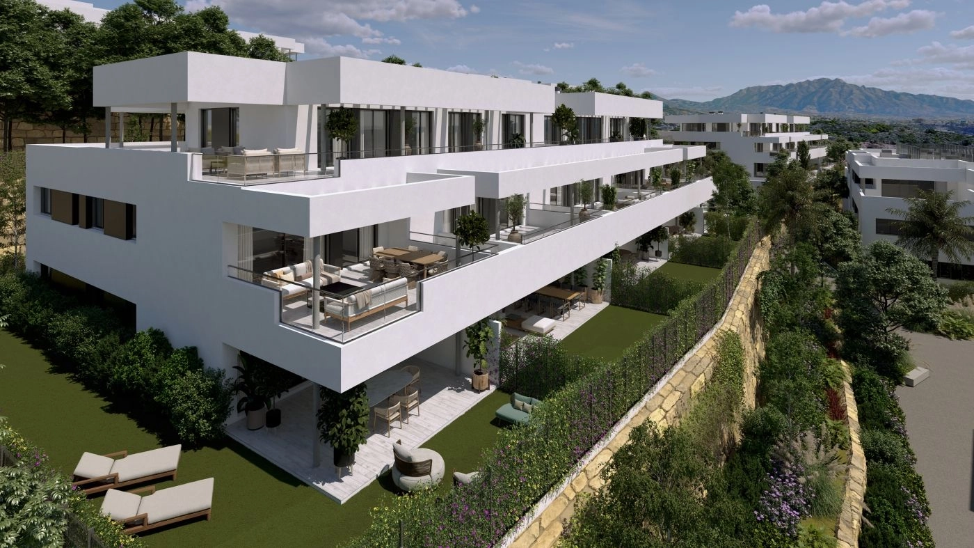 Architektonisches Design, das sich nahtlos in die natürliche Landschaft von Casares einfügt.