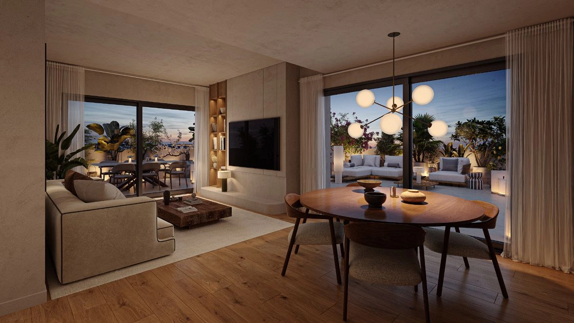 Elegante Wohnbereiche gehen nahtlos in die Terrasse über und sind von natürlichem mediterranem Licht durchflutet.