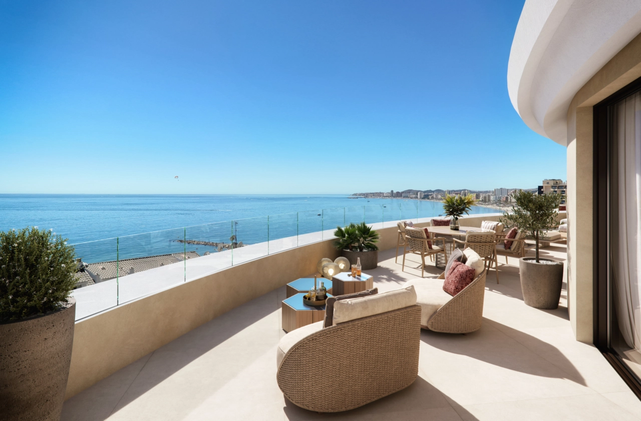 Eine geräumige Terrasse mit atemberaubendem Panoramablick auf das Mittelmeer und die Küste der Costa del Sol.