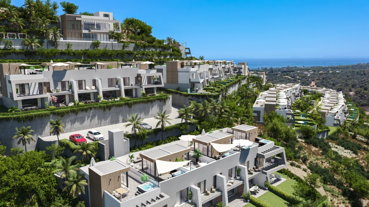 Ein Blick auf die moderne Architektur der Anlage, entworfen zur Integration in die Hanglandschaft von Marbella.