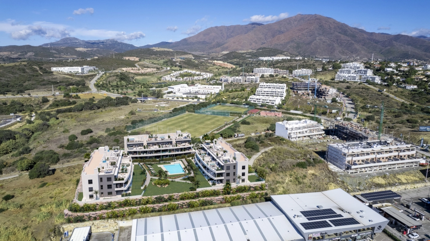 Die Immobilie liegt perfekt zwischen Meer und Bergen und bietet eine wunderschöne Umgebung.