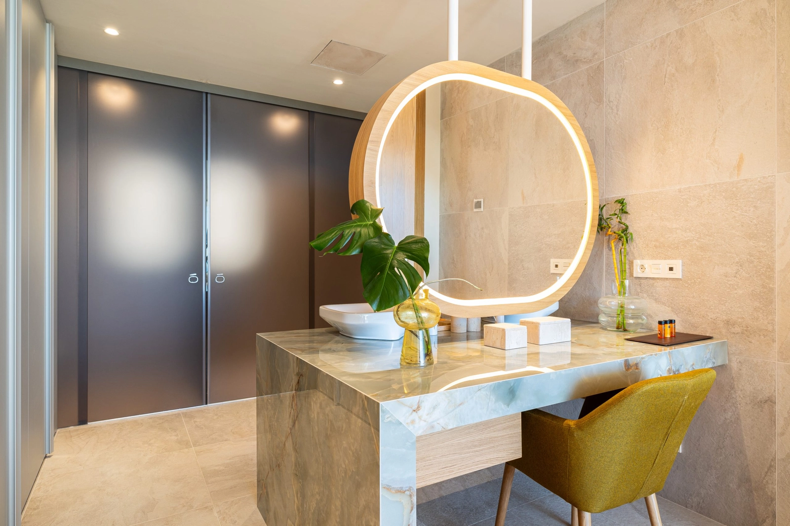 Ein stilvoller Waschtisch, gefertigt aus wunderschönem grünem Marmor und Designerarmaturen.