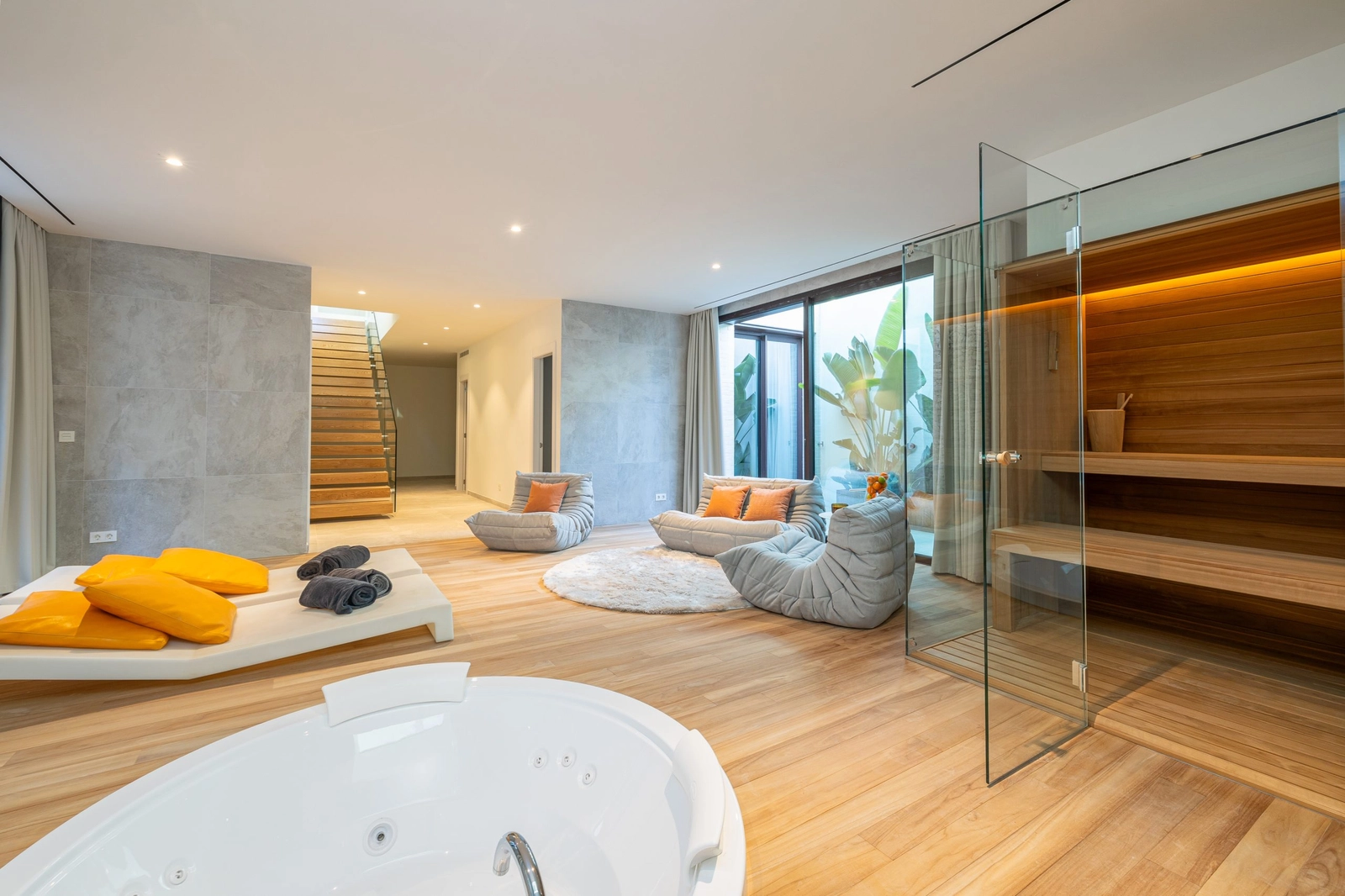 Jede Villa verfügt über ein privates Spa mit Whirlpool und Sauna für ultimative Entspannung.