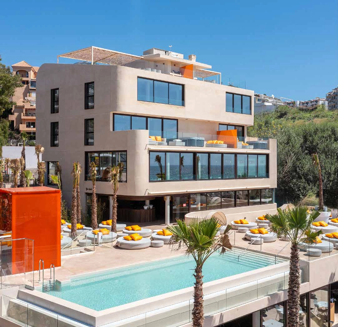 Der exklusive Beach Club bietet eine wunderschöne Poollandschaft am Mittelmeer.