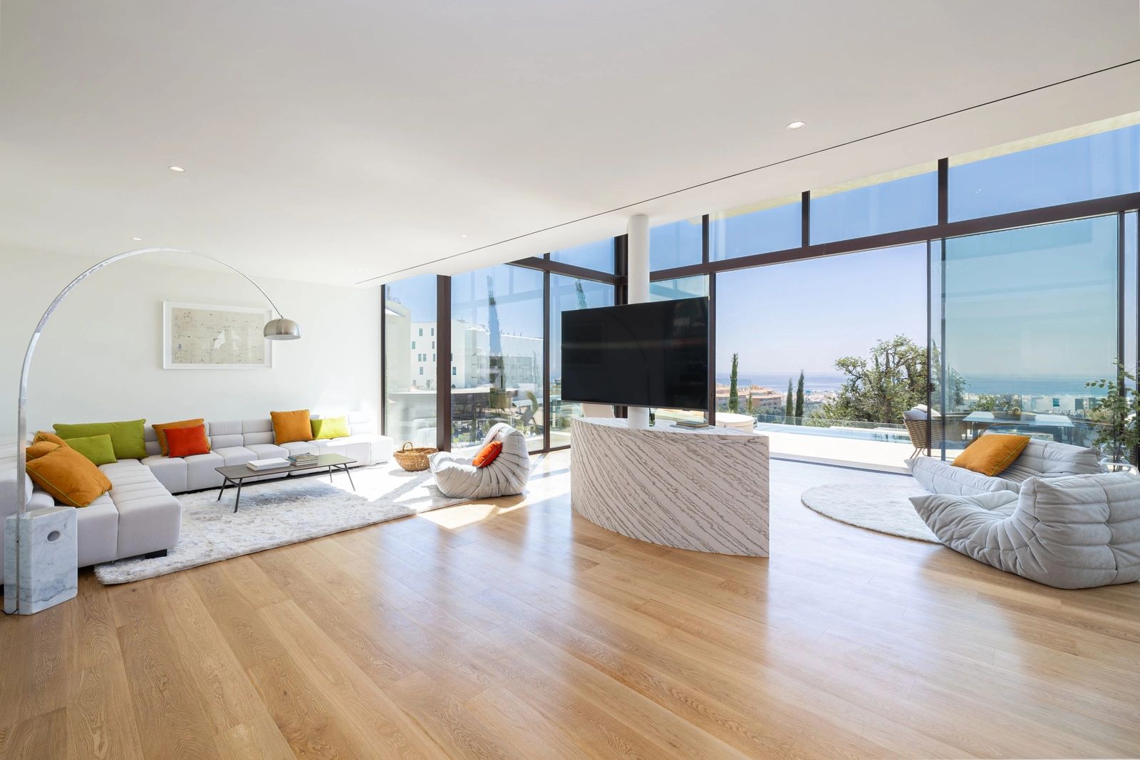 Geräumige, lichtdurchflutete Wohnzimmer sind für Komfort und modernes Luxuswohnen konzipiert.