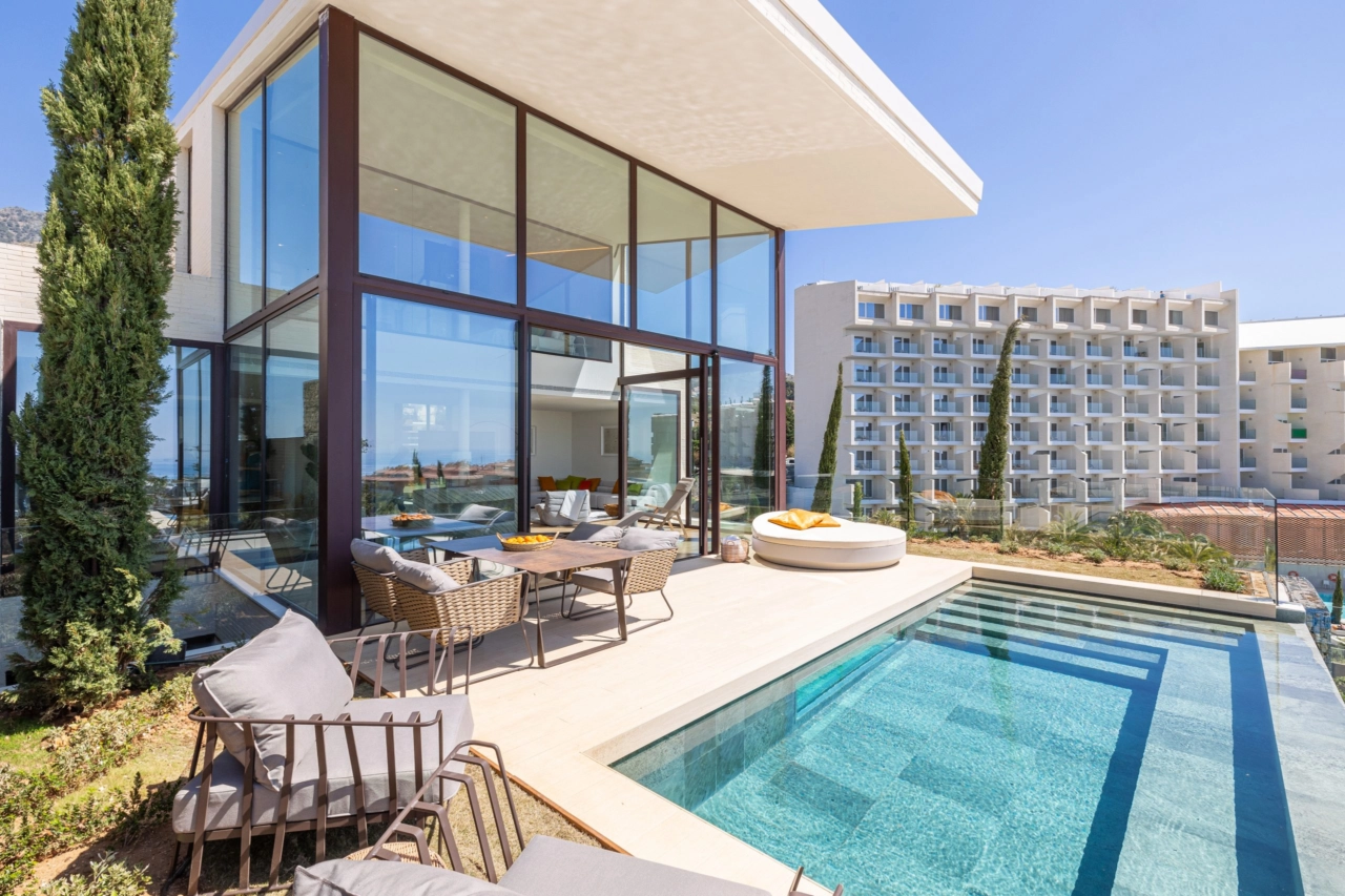 Ein atemberaubender privater Pool und eine Terrasse, entworfen, um das wunderbare Klima Südspaniens zu genießen.