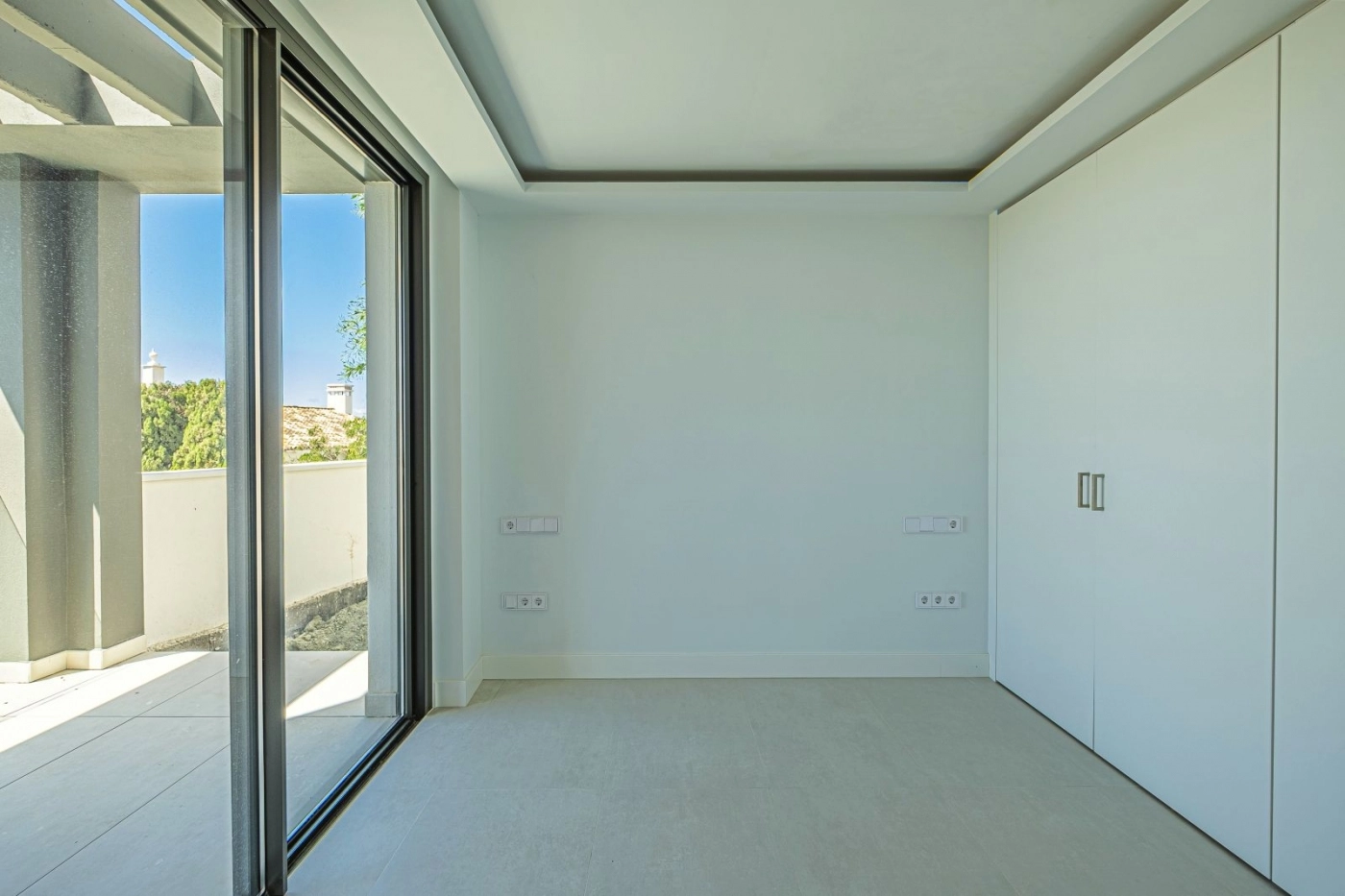 Jedes Schlafzimmer ist auf Komfort ausgelegt, mit viel Platz, natürlichem Licht und Zugang zu Terrassen.