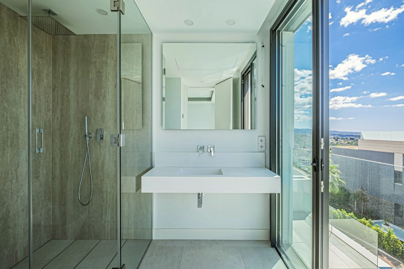 Elegante, moderne Bäder verfügen durchweg über hochwertige Materialien und zeitgenössisches Design.