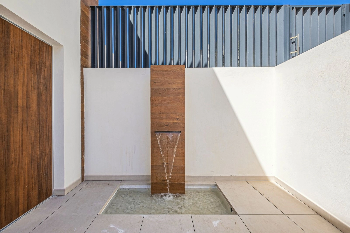 Ein beruhigender Zen-Brunnen empfängt Sie am Eingang und schafft ein Gefühl von Ruhe und Ankunft.