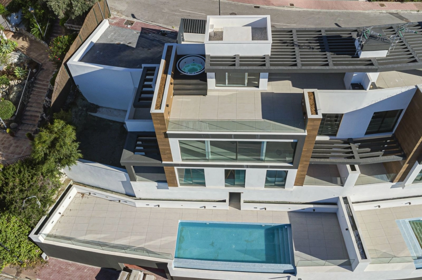 Die zeitgenössische Architektur dieser Luxushäuser fügt sich nahtlos in die natürliche Landschaft ein.