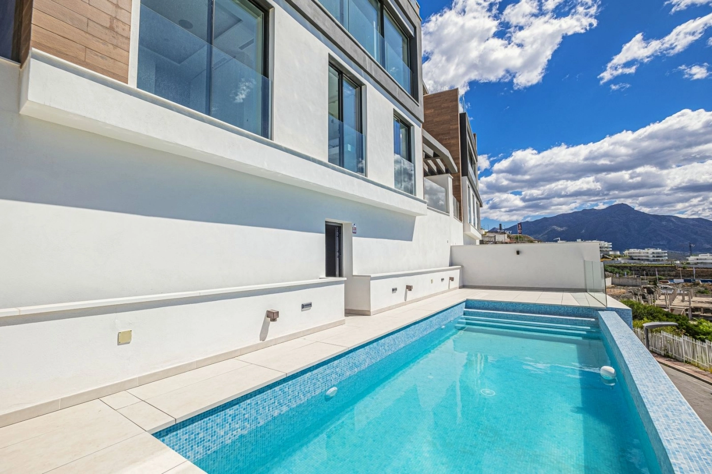 Ihr privater Infinity-Pool ist eine perfekte Oase der Entspannung, während Sie das spanische Klima genießen.