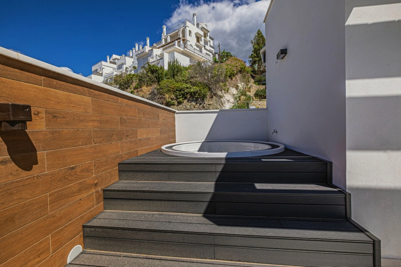 Entspannen Sie sich im Whirlpool auf dem Dach, einem privaten Rückzugsort mit atemberaubender Naturkulisse.