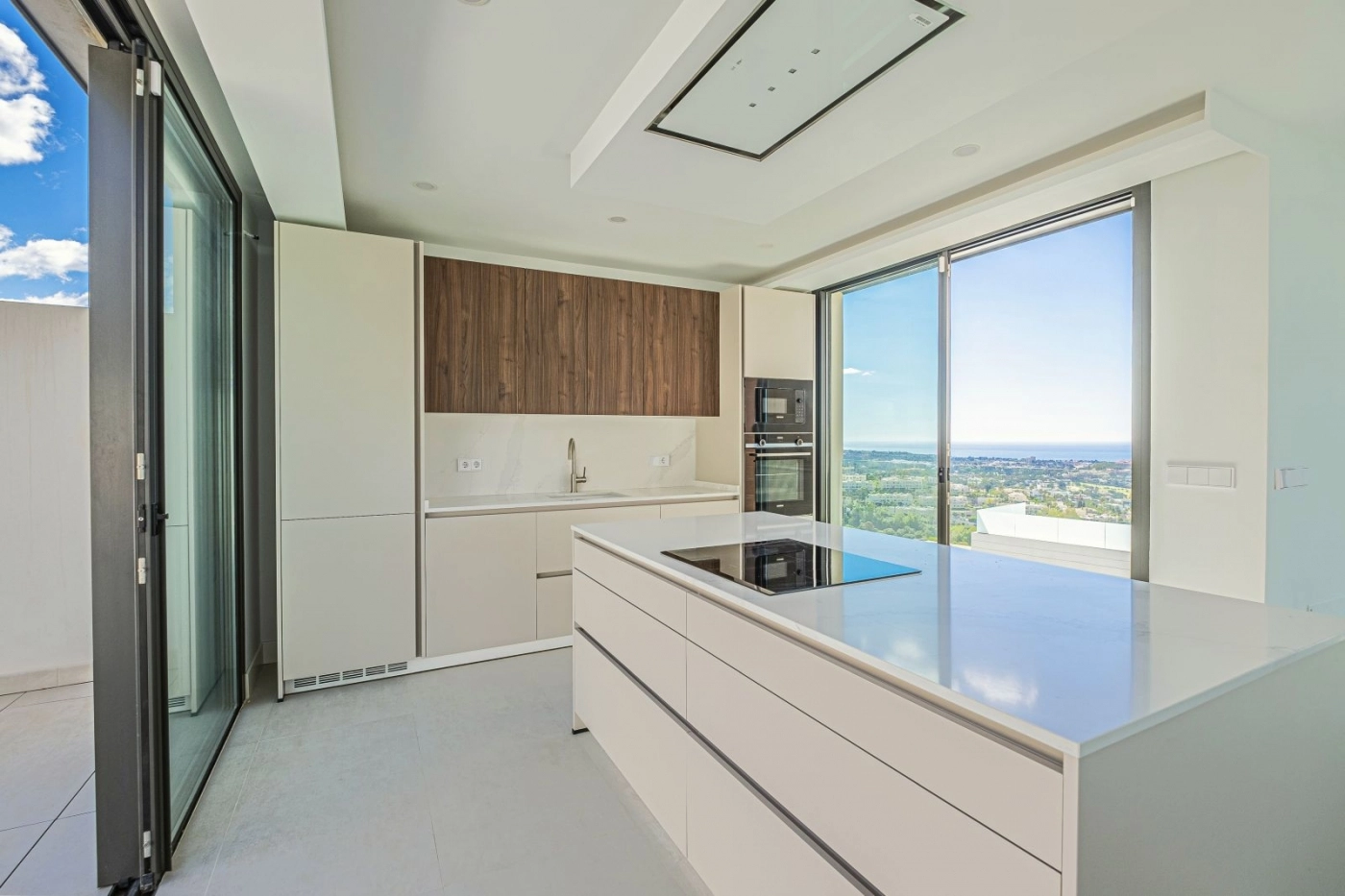 Eine hochmoderne Küche, sowohl funktional als auch stilvoll gestaltet, mit erstklassigen Geräten.