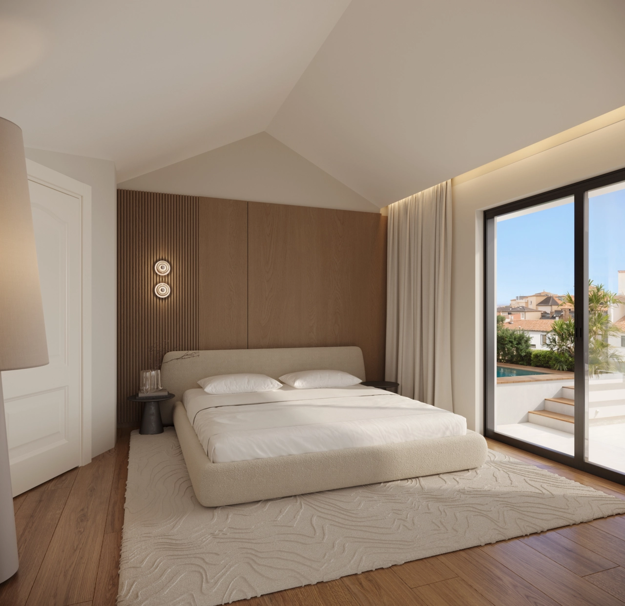 Das helle Schlafzimmer der Dachgeschosswohnung öffnet sich auf eine sonnige Terrasse mit privatem Tauchbecken.