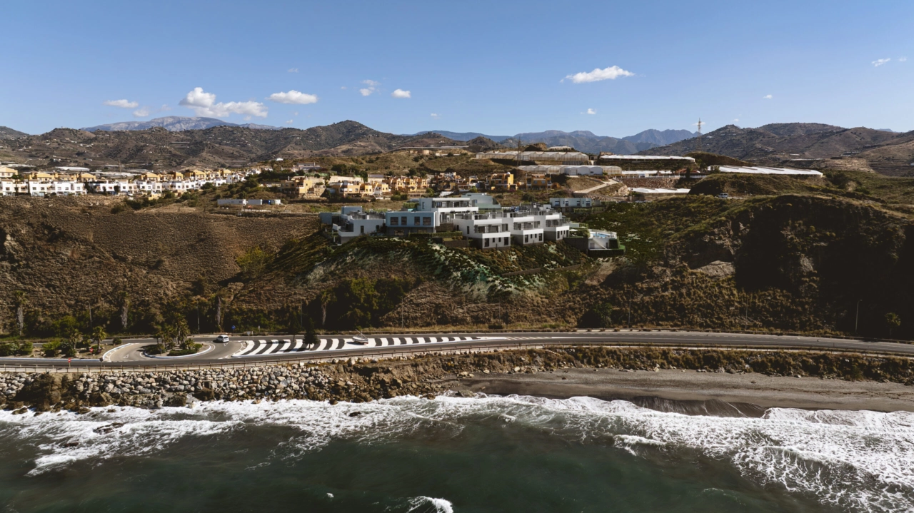 Die Anlage ist perfekt in den Hang integriert und bietet Privatsphäre und eine herrliche Aussicht.