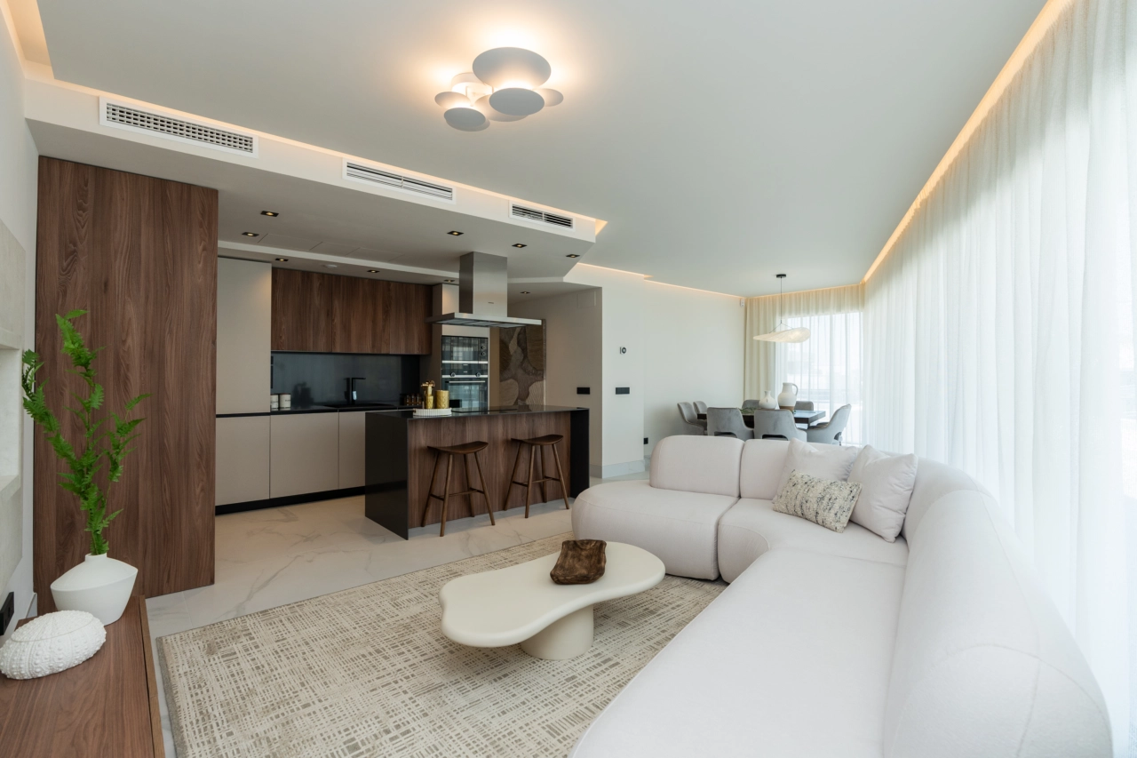 Moderne Innenräume zeichnen sich durch hochwertige Materialien und ein Design aus, das natürliches Licht und Raum maximiert.