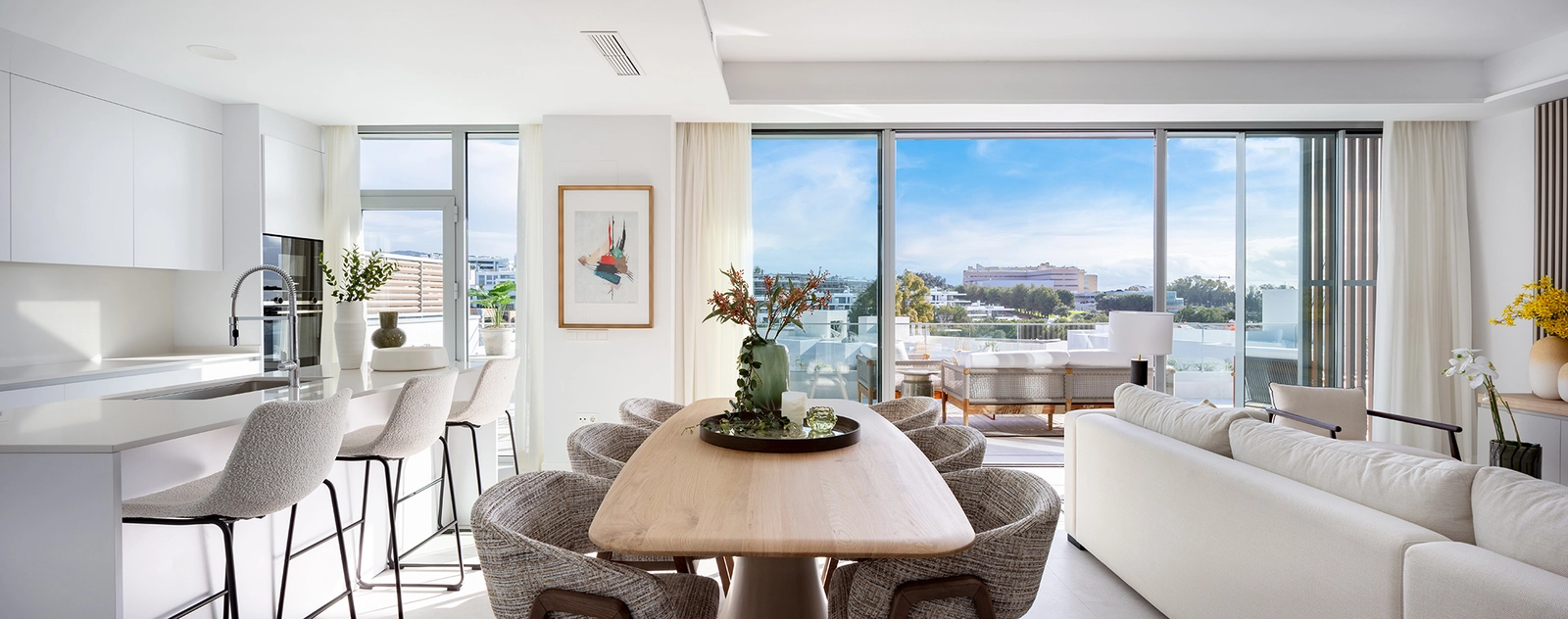 Geräumige, lichtdurchflutete Wohnbereiche sind auf Komfort ausgelegt und verbinden sich nahtlos mit dem Außenbereich.