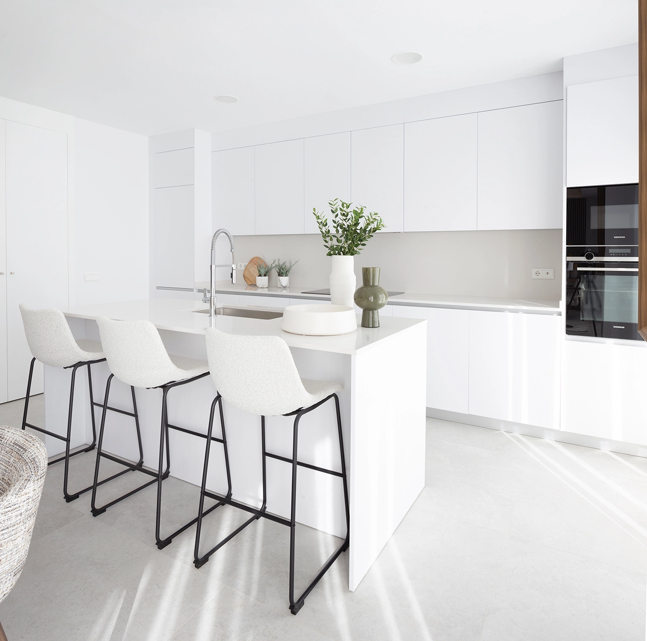 Eine moderne, offene Küche mit hochwertigen Geräten und Oberflächen, perfekt für gesellige Anlässe.