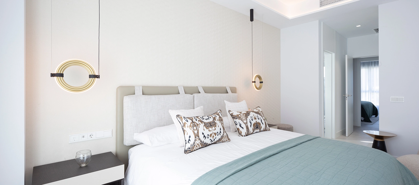 Elegante Schlafzimmer bieten einen ruhigen Rückzugsort mit gelassenem Design und hochwertigen Materialien.