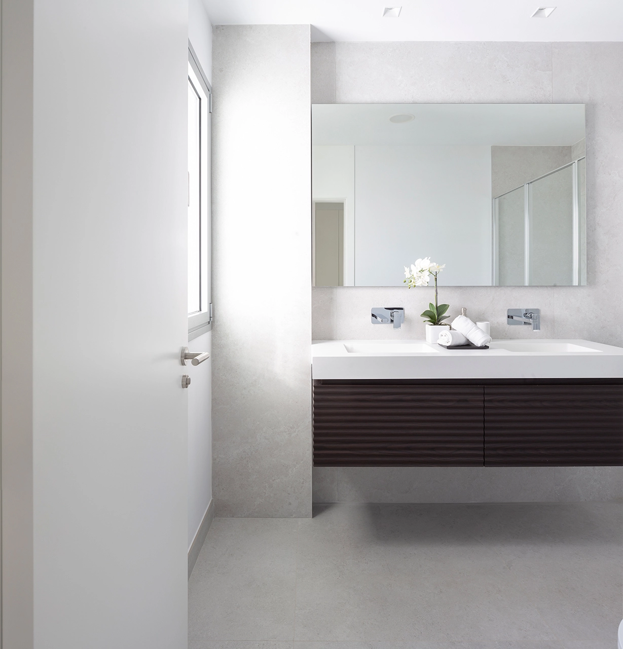 Stilvolle und moderne Badezimmer sind mit hochwertigen Armaturen für ein Spa-ähnliches Erlebnis ausgestattet.