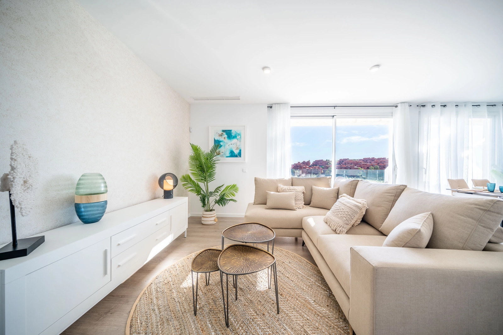 Der geräumige und lichtdurchflutete Wohnbereich, konzipiert für Komfort und modernes Wohnen, öffnet sich zu einer privaten Terrasse.