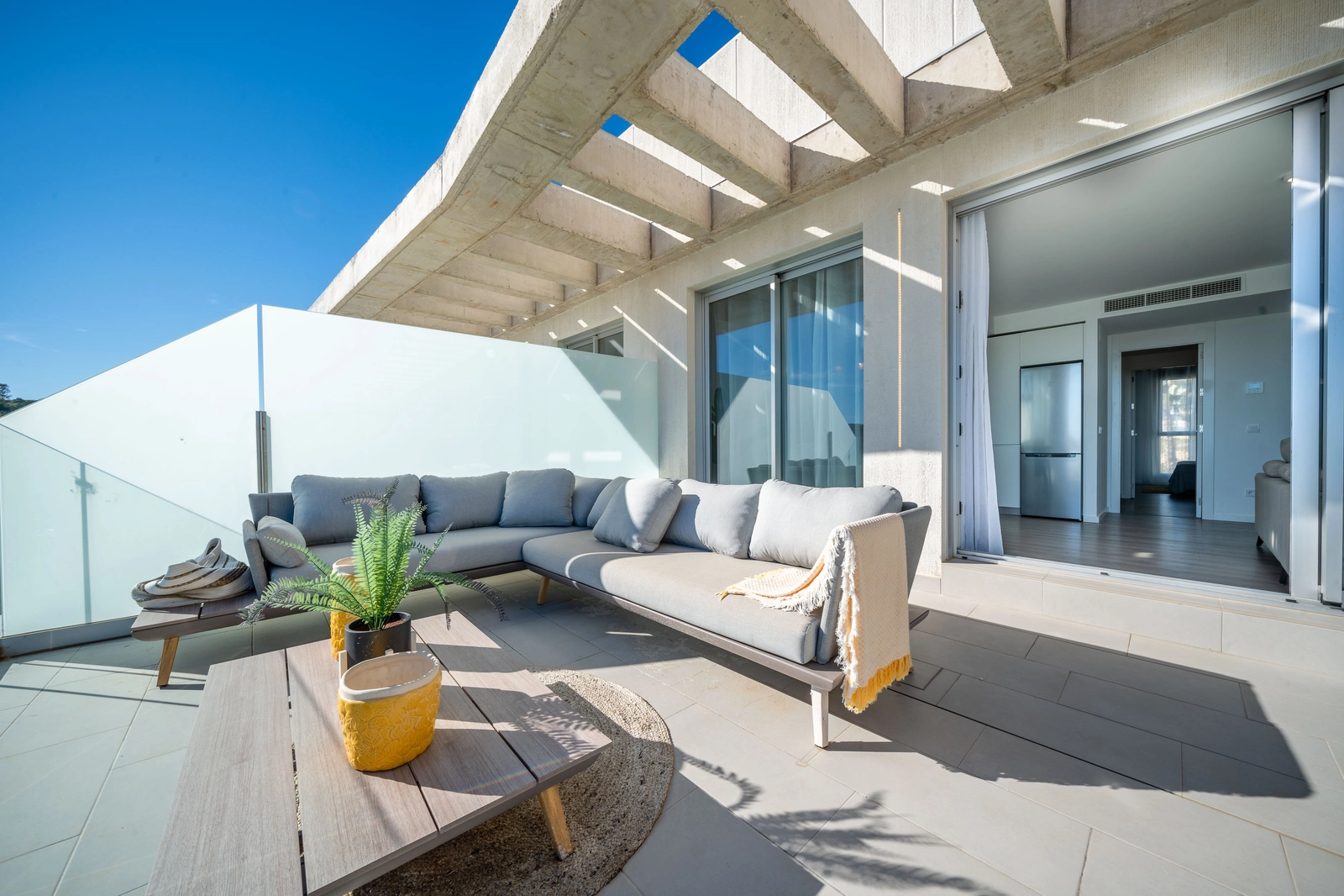 Eine großzügige private Terrasse, ideal zum Entspannen, Essen und Genießen des wunderbaren Klimas Südspaniens.