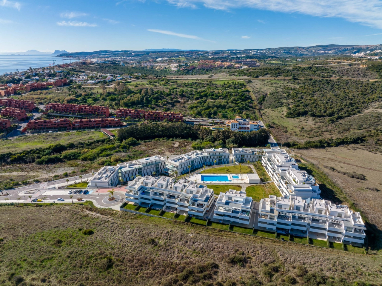 Der zentrale Swimmingpool und der Liegebereich, umgeben von angelegten Gärten, schaffen eine private Oase für die Bewohner.