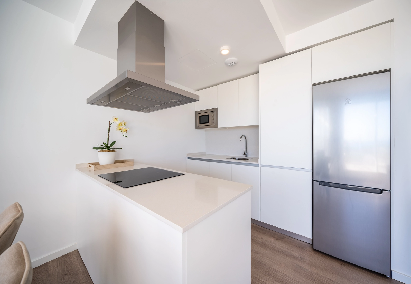 Eine elegante und moderne Küche, voll ausgestattet und mit offenem Schnitt für unkompliziertes Bewirten konzipiert.