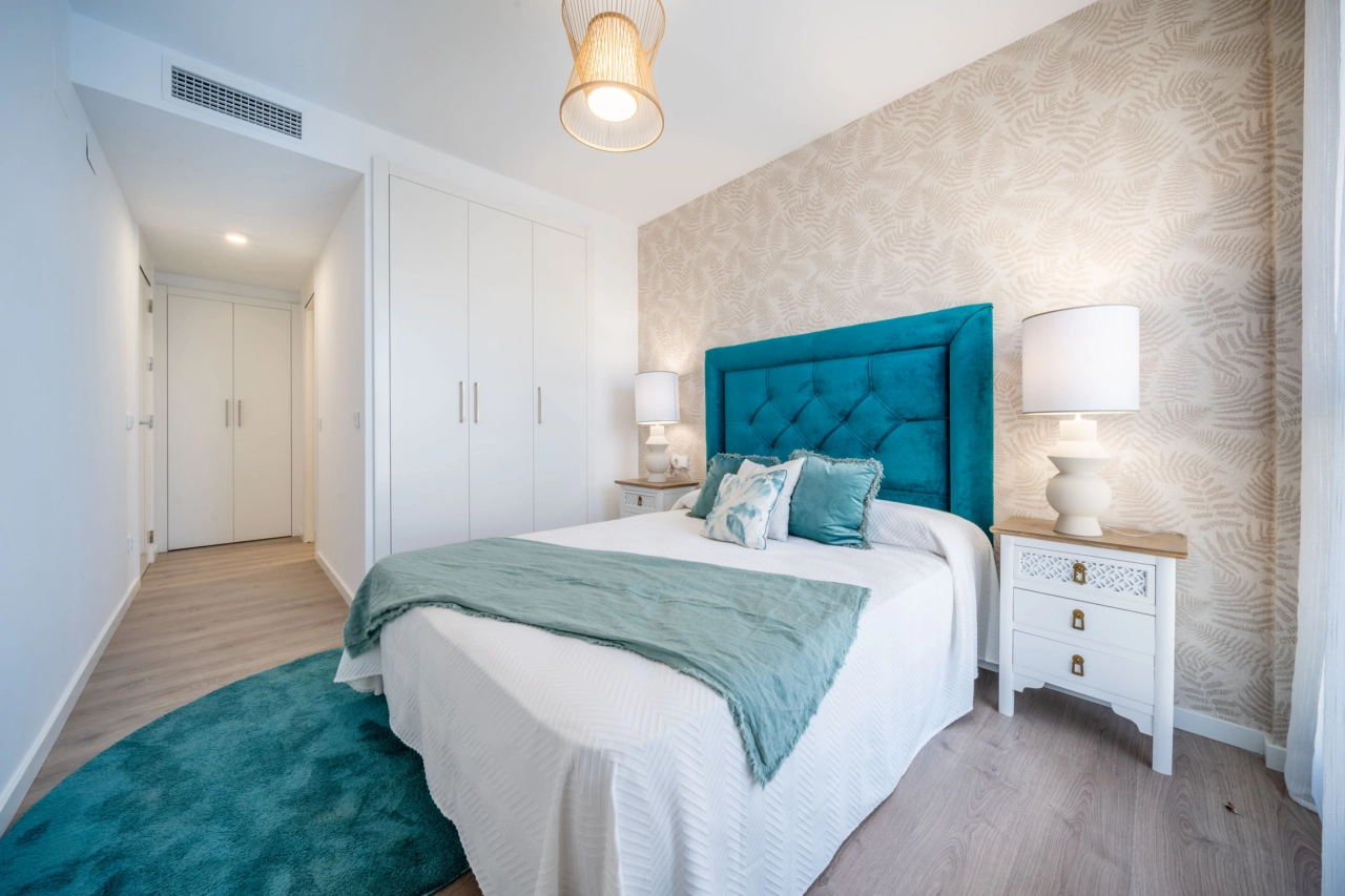 Das Hauptschlafzimmer bietet einen ruhigen Rückzugsort mit elegantem Design und viel Tageslicht.