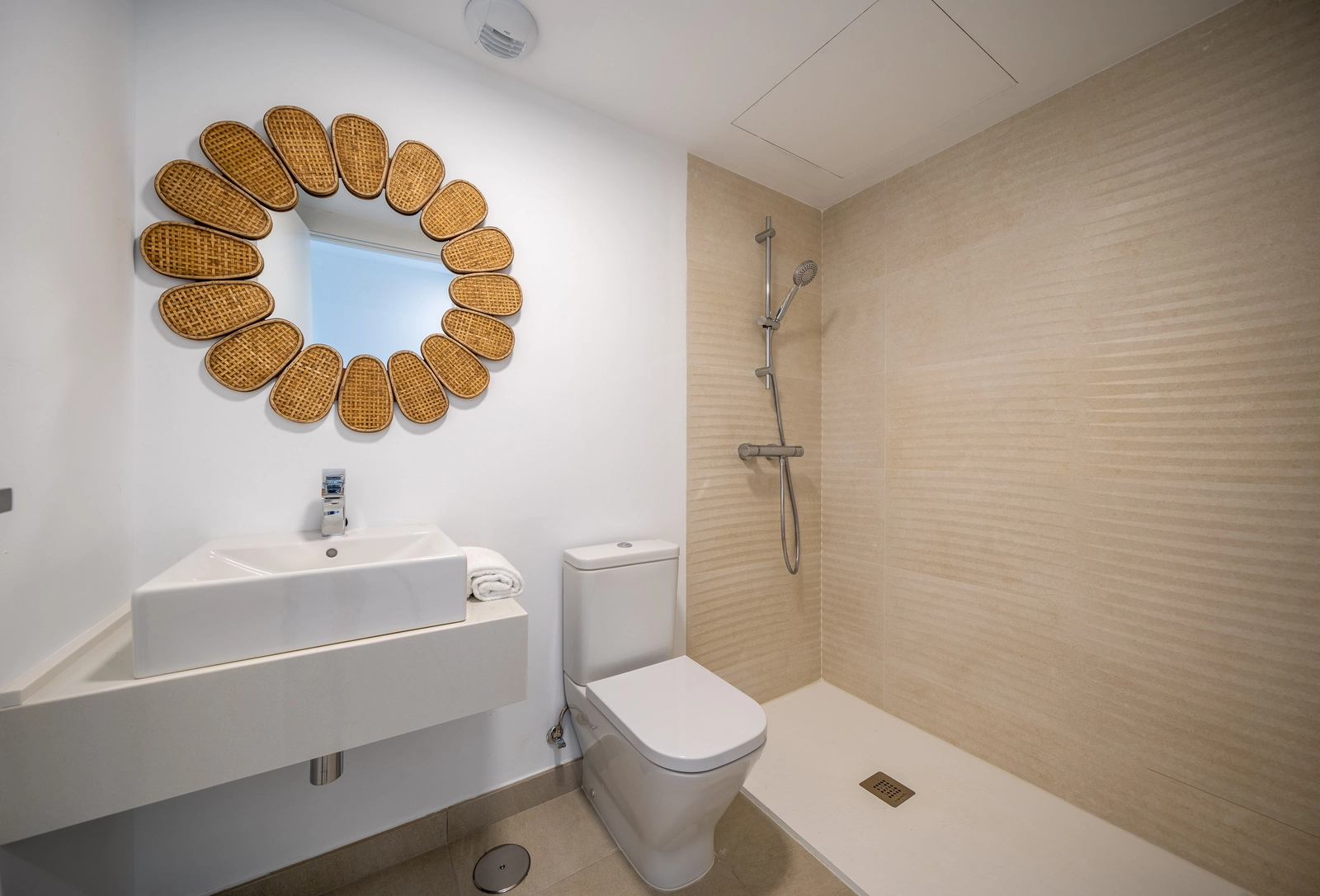 Ein modernes Badezimmer mit hochwertigen Armaturen und einem klaren, minimalistischen Design für ultimative Entspannung.