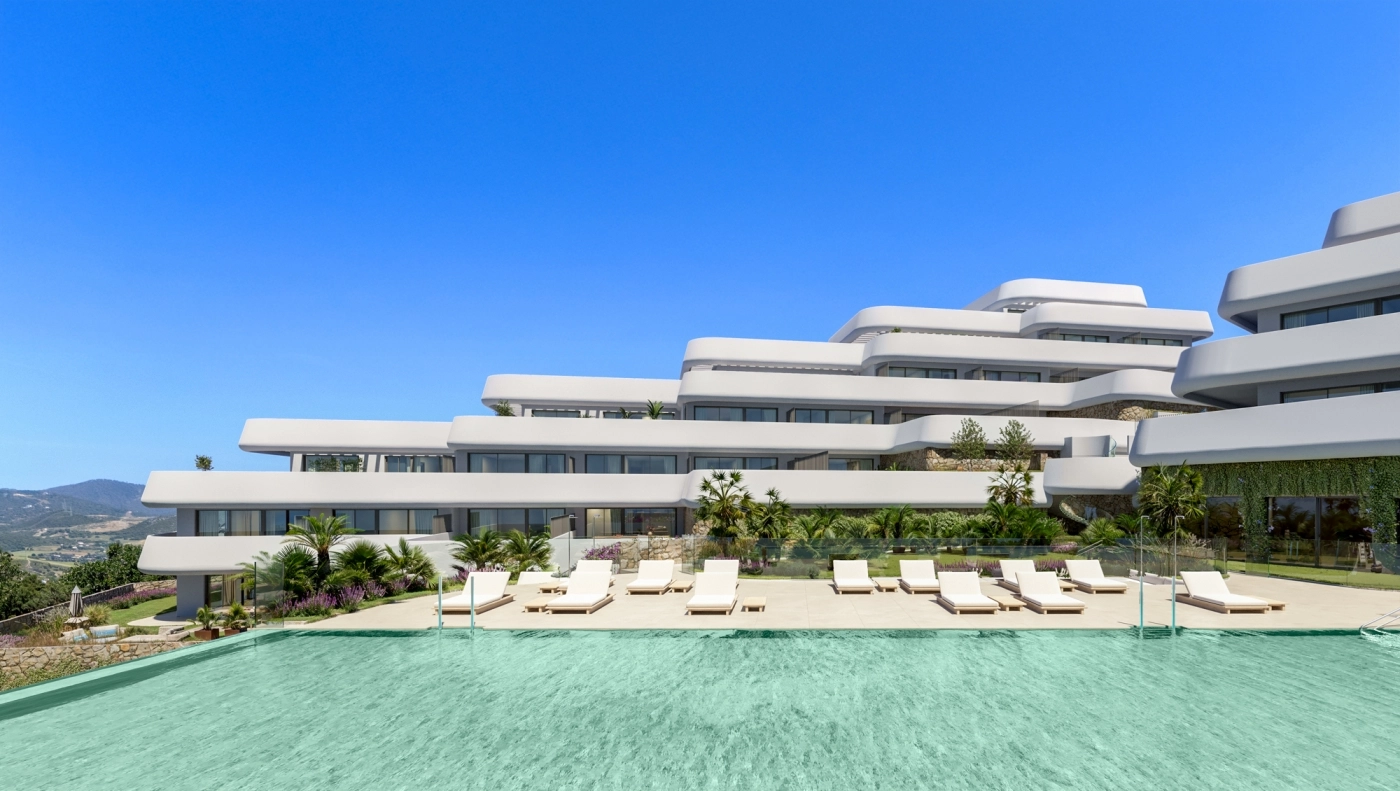 Der gemeinschaftliche Infinity-Pool ist eine friedliche Oase mit Blick auf die wunderschöne Landschaft von Casares.