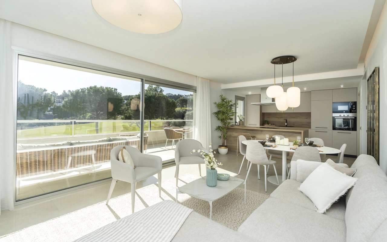 Sonnenlicht durchflutet den offenen Wohn- und Essbereich und schafft einen hellen und einladenden Raum zum Entspannen und Unterhalten.