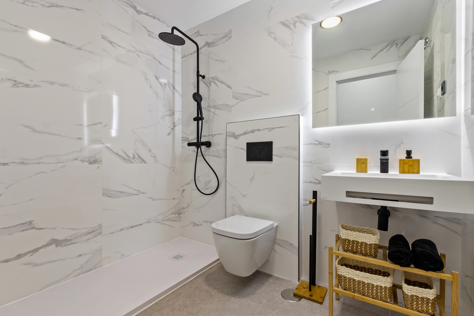 Ein modernes Badezimmer, ausgestattet mit hochwertigen Materialien, einer begehbaren Dusche und modernen Armaturen.