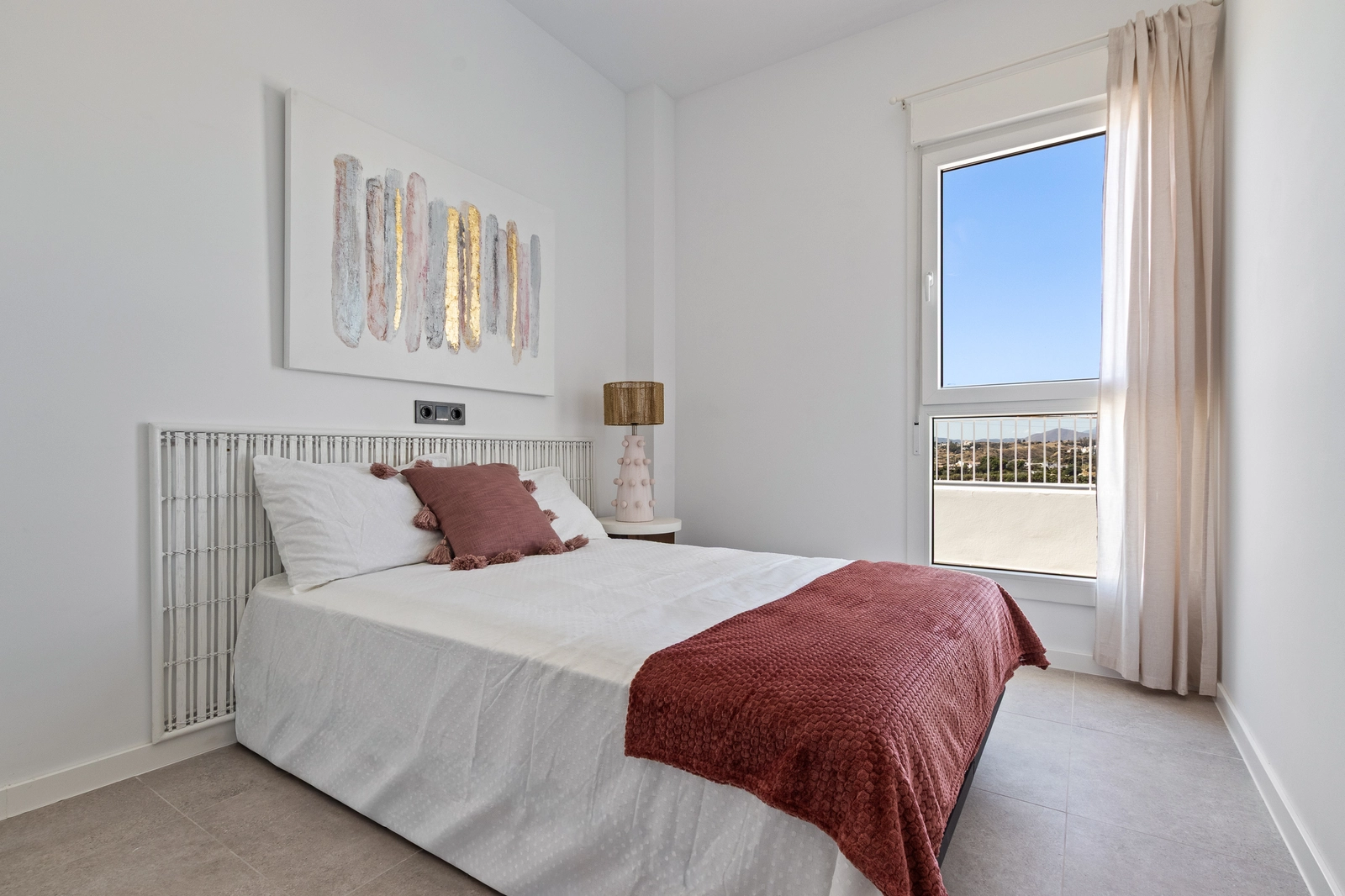 Die Gästezimmer sind hell und geräumig und bieten Komfort und angenehme Ausblicke für Familie und Besucher.