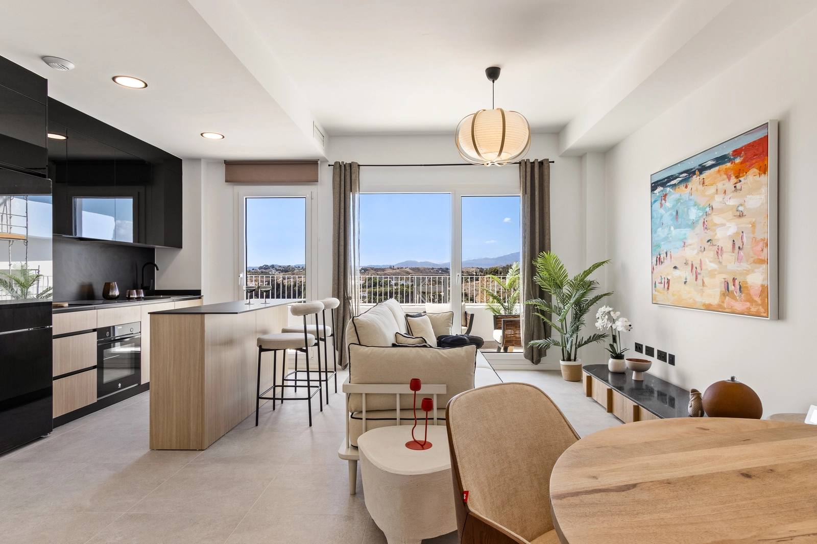 Der helle und einladende offene Wohn- und Essbereich, konzipiert für modernen Komfort und Stil.