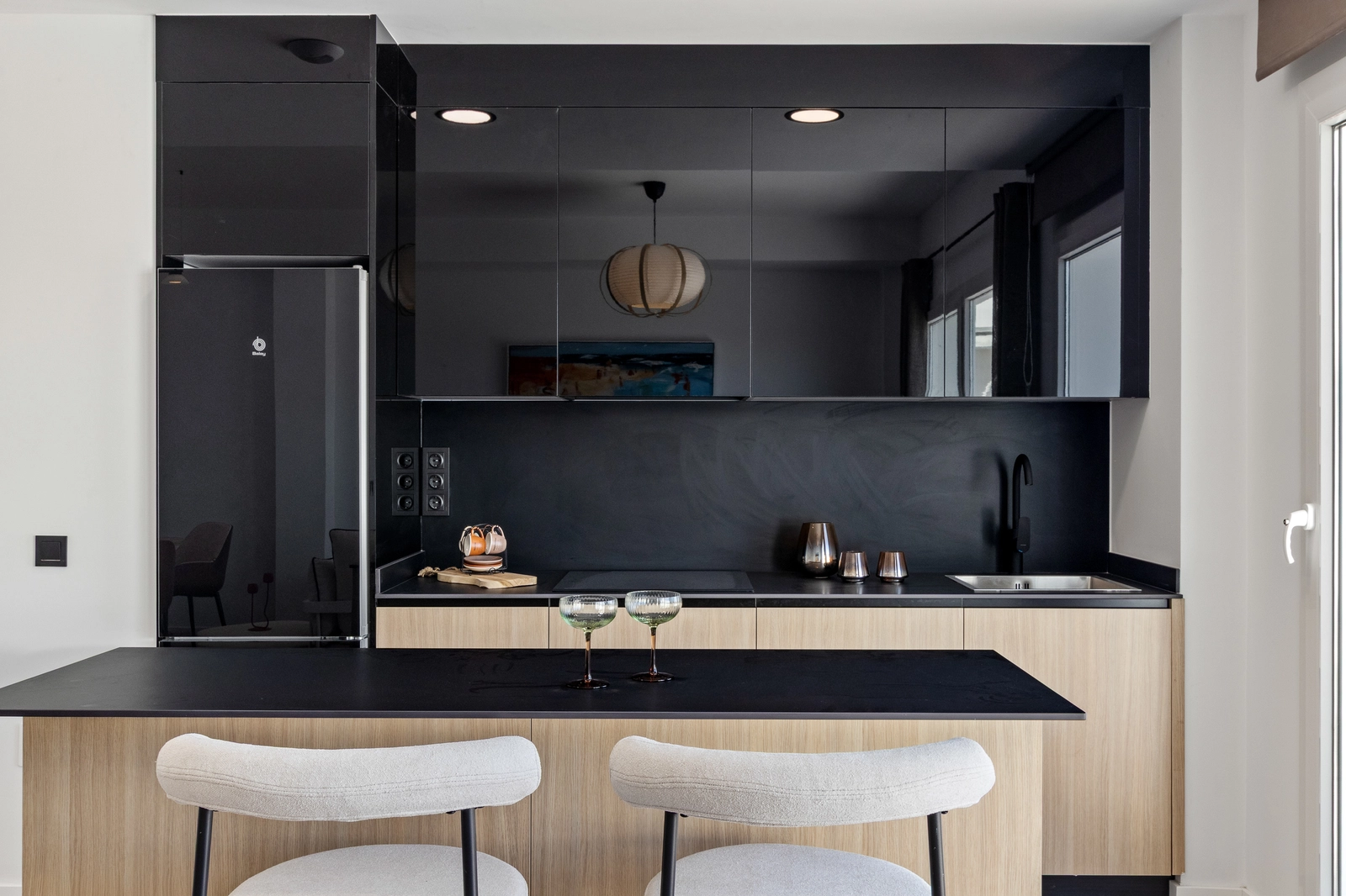 Die elegante, moderne Küche ist komplett mit hochwertigen Geräten ausgestattet und verfügt über eine praktische Frühstückstheke.