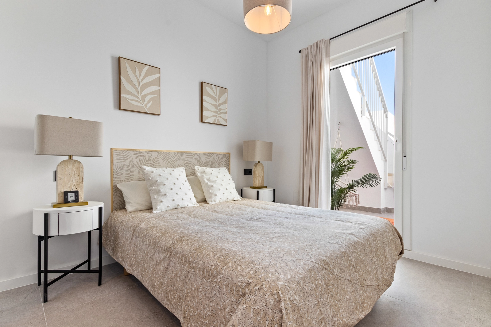 Ein ruhiges Hauptschlafzimmer mit direktem Zugang zu einem Außenbereich, das einen privaten Rückzugsort schafft.